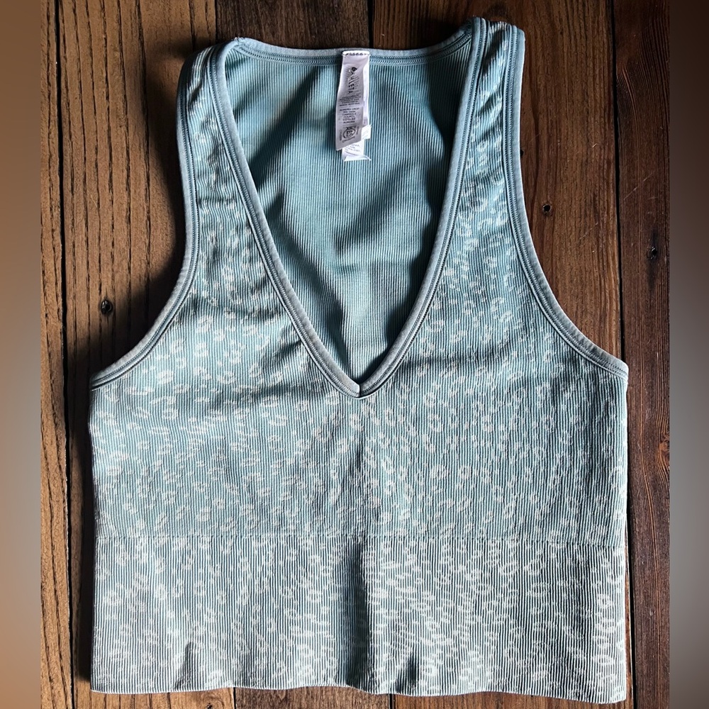 ATHLETA • Aurora crop rib tank camisole cami Vneck animal print sports bra